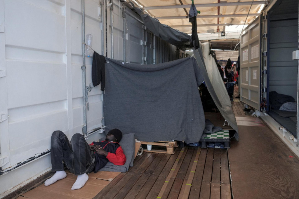 Migrant odpočíva na palube záchrannej lode mimovládnej organizácie Ocean Viking v Stredozemnom mori. FOTO: Reuters