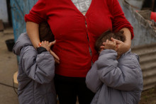 Ukrajinské deti sa túlia k svojej mame, Cherson. FOTO: REUTERS
