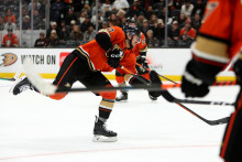 Pavol Regenda strieľa svoj prvý gól v NHL. FOTO: REUTERS