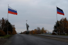 Monument hutníka na vstupe do doneckého mesta Mariupol, ktoré okupujú Rusi. FOTO: Reuters