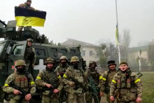 Ukrajinskí vojaci v Snihurivke. FOTO: REUTERS