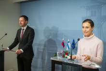 Slovenský premiér Eduard Heger a fínska premiérka Sanna Marinová. FOTO: TASR/Jakub Kotian