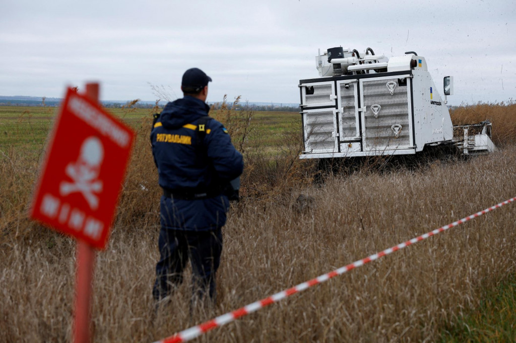 Odstraňovanie m&iacute;n na Ukrajine. FOTO: Reuters