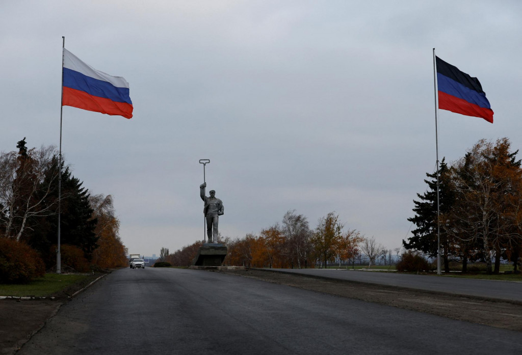 Monument hutn&iacute;ka na vstupe do doneck&eacute;ho mesta Mariupol, ktor&eacute; okupuj&uacute; Rusi. FOTO: Reuters