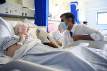 Britský premiér Rishi Sunak (vpravo) hovorí s pacientkou Brendou Boylingovou počas jeho návštevy Univerzitnej nemocnice Croydon v Južnom Londýne. FOTO: TASR/AP