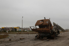 Zničená dodávka v dedine Posad-Pokrovskу, v Chersonskej oblasti, Ukrajina 11. novembra 2022. FOTO: REUTERS