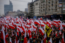 WA 21 Varšava - Tisíce ľudí pochodujú pri príležitosti Dňa nezávislosti v poľskom hlavnom meste Varšava v piatok 11. novembra 2022. FOTO TASR/AP