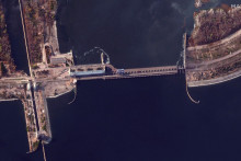 Satelitná snímka priehrady Nova Kachovka. FOTO: Reuters/Maxar Technologies