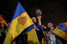 Obyvatelia Chersonu oslavujú po oslobodení spod ruskej okupácie. FOTO: Reuters