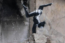 Banksyho najnovšie dielo sa objavilo na stene obytnej budovy poškodenej ostreľovaním v ukrajinskom meste Boroďanka. FOTO: Instagram/Banksy