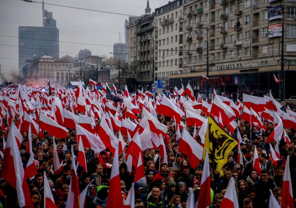 WA 21 Varšava - Tisíce ľudí pochodujú pri príležitosti Dňa nezávislosti v poľskom hlavnom meste Varšava v piatok 11. novembra 2022. FOTO TASR/AP