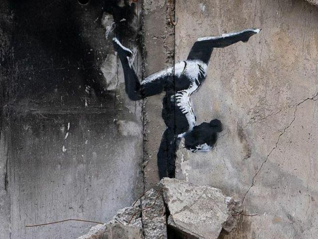 Banksyho najnov&scaron;ie dielo sa objavilo na stene obytnej budovy po&scaron;kodenej ostreľovan&iacute;m v ukrajinskom meste Boroďanka. FOTO: Instagram/Banksy