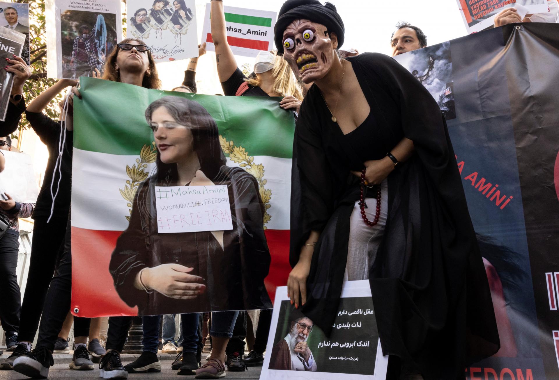 Za účasť na proteste trest smrti. Irán sa snaží potlačiť demonštrácie za ženské práva