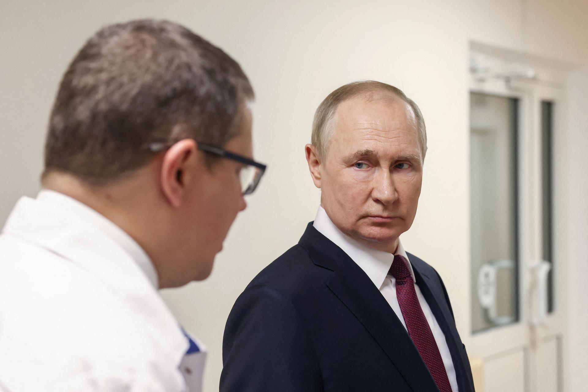 Strata Chersonu spôsobila v Kremli rozkol. Putin je terčom bezprecedentnej kritiky od ruských jastrabov