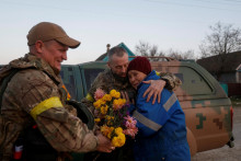 Vítanie ukrajinských vojakov po oslobodení chersonskej Kyselivky. FOTO: REUTERS