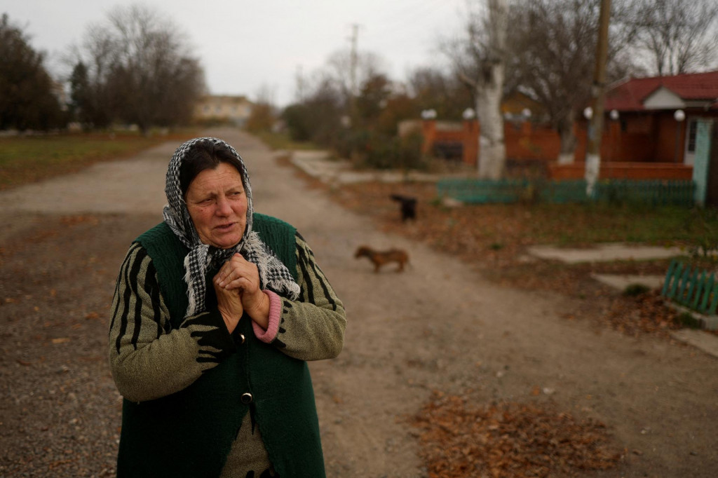 Obyvateľka dedinky Blahodatne v Chersonskej oblasti rozpráva o podmienkach v ruskej okupácii. FOTO: REUTERS