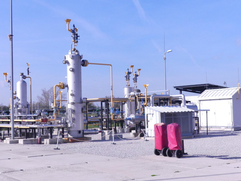 Zbern&eacute; stredisko. Na tomto mieste sa tak okrem samotn&eacute;ho dolovania komodity vykon&aacute;va aj spracovanie, lebo z ložiska nevych&aacute;dza čist&aacute; surovina, ale nesie nečistoty.

FOTO: HN/A. Cs&eacute;plő