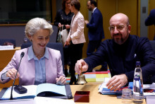 Šéfka Európskej komisie Ursula von der Leyenová a úniový prezident Charles Michel. FOTO: Reuters
