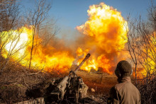 Ukrajinci pália z poľného kanóna M-46 pri Soledare v Donetskej oblasti. FOTO: Reuters