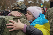Obyvateľka Chersonu objíma ukrajinského vojaka po oslobodení mesta spod ruskej okupácie. FOTO: Reuters