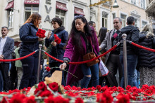 Ľudia vzdávajú úctu obetiam nedeľného útoku v Istanbule. FOTO: Reuters