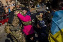 Obyvatelia oslobodených území vítajú ukrajinských vojakov. FOTO: TASR/AP