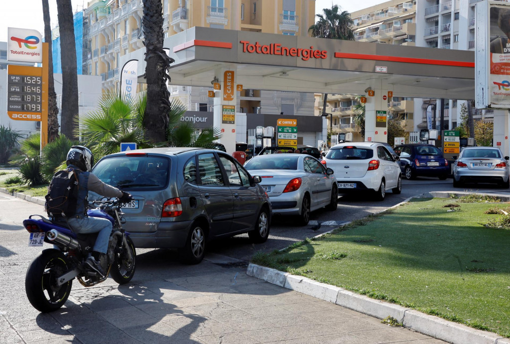 Takto čakali na tankovanie motoristi vo francúzskom Nice v polovici októbra tohto roka. FOTO: REUTERS