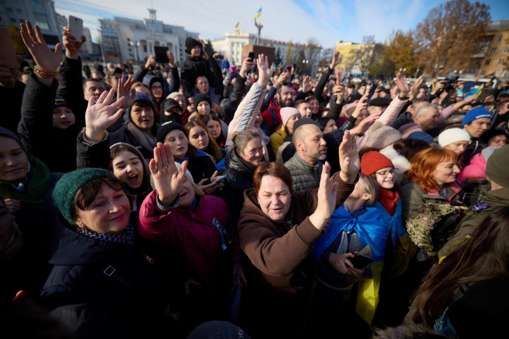 Obyvatelia Chersonu počas toho, ako ukrajinský prezident Volodymyr Zelenskyj oceňuje vojakov. FOTO: Reuters