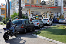Car drivers queue to fill their fuel tank at a TotalEnergies gas station in Nice as petrol supplies have been disrupted by strikes for weeks in France, October 17, 2022. REUTERS/Eric Gaillard SNÍMKA: Eric Gaillard