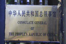 Na snímke tabuľa na čínskom konzuláte v Manchestri 17. októbra 2022. FOTO: TASR/AP

