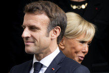 Fancúzsky prezident Emmanuel Macron a jeho manželka Brigitte. FOTO: TASR/AP