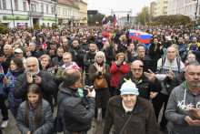 Účastníci protestu proti chudobe na Hlavnej ulici v Košiciach. FOTO: TASR/František Iván