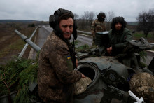 Ukrajinskí vojaci na ukoristenom ruskom tanku T80. FOTO: Reuters