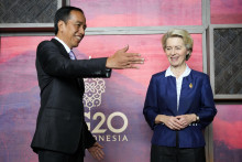 Predsedníčka Európskej komisie Ursula von der Leyenová a indonézsky prezident Joko Widodo. FOTO: TASR/AP