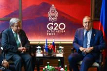 Ruský minister zahraničných vecí Sergej Lavrov a generálny tajomník Organizácie Spojených národov Antonio Guterres na samite G20 na Bali. FOTO: REUTERS