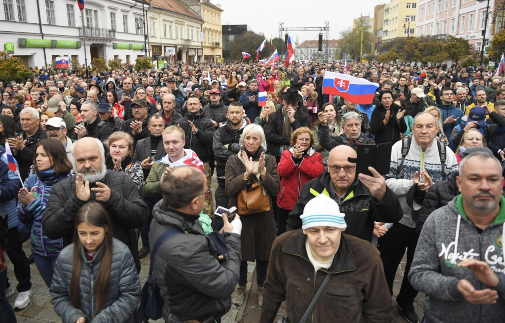 Účastníci protestu proti chudobe na Hlavnej ulici v Košiciach. FOTO: TASR/František Iván