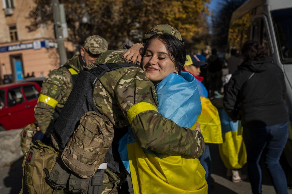 Ilustračná snímka. Obyvateľka objíma príslušníka ukrajinských obranných síl v oslobodenom meste Cherson,