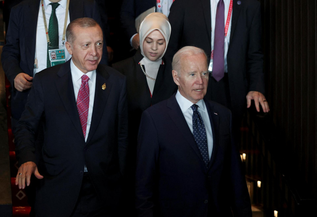 Erdogan a Biden na G20. FOTO: REUTERS