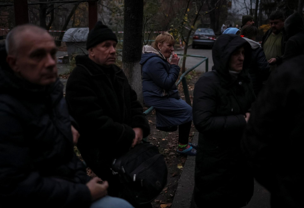 Local residents gather near their residential building hit by a Russian missile strike, amid Russia&lsquo;s attack on Ukraine, in Kyiv, Ukraine November 15, 2022. REUTERS/Gleb Garanich SN&Iacute;MKA: Gleb Garanich