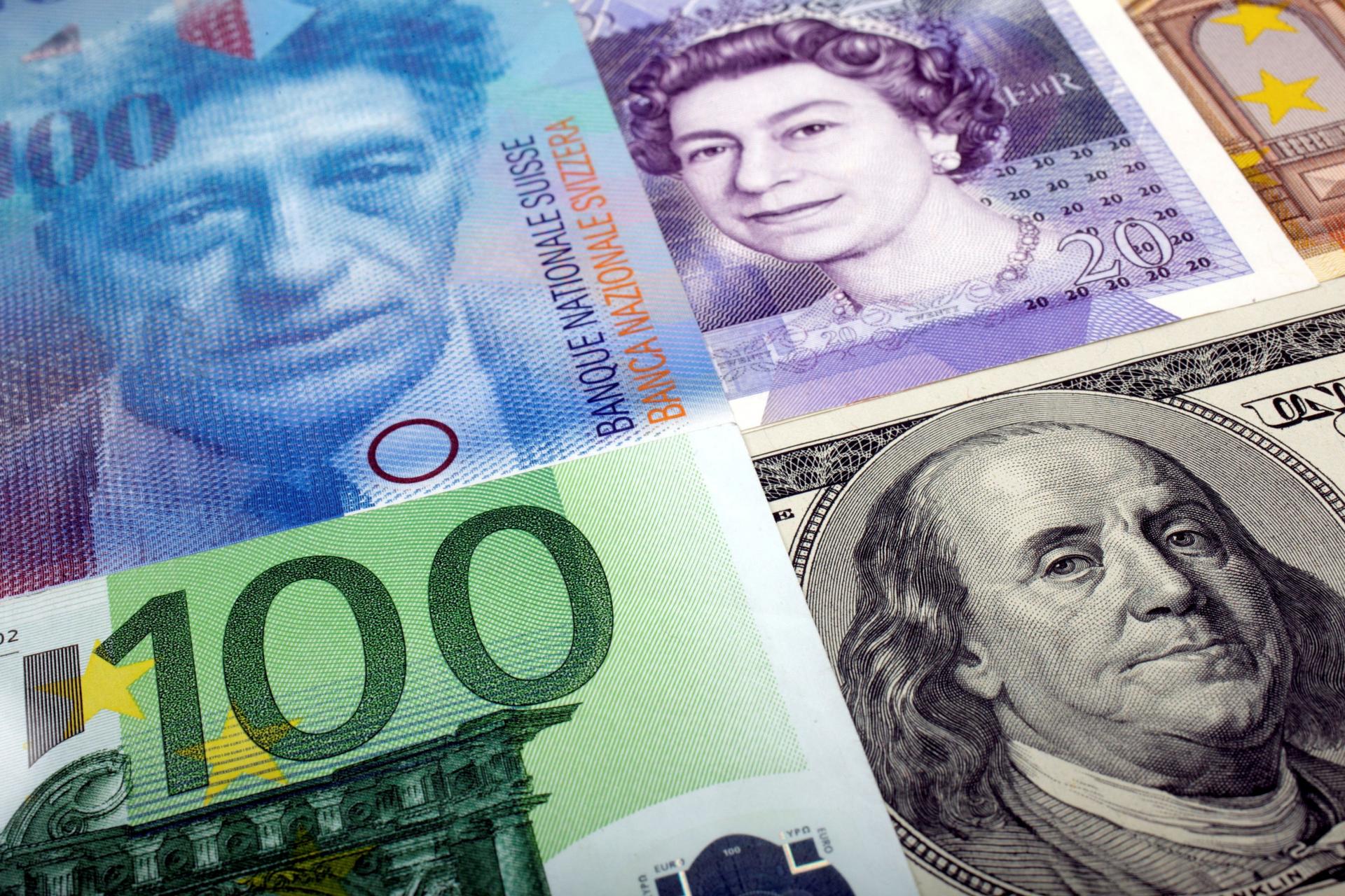 Euro posilňuje voči doláru aj jenu, obavy z dopadu rakety v Poľsku poľavili