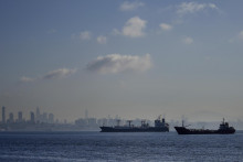 Nákladné lode kotviace v Marmarskom mori čakajú na preplávanie cez Bosporský prieliv v tureckom Istanbule. FOTO: TASR/AP