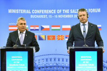 Rumunský minister vnútra Lucian Bode a slovenský minister vnútra Roman Mikulec. FOTO: TASR/Agerpres/Sorin Lupsa