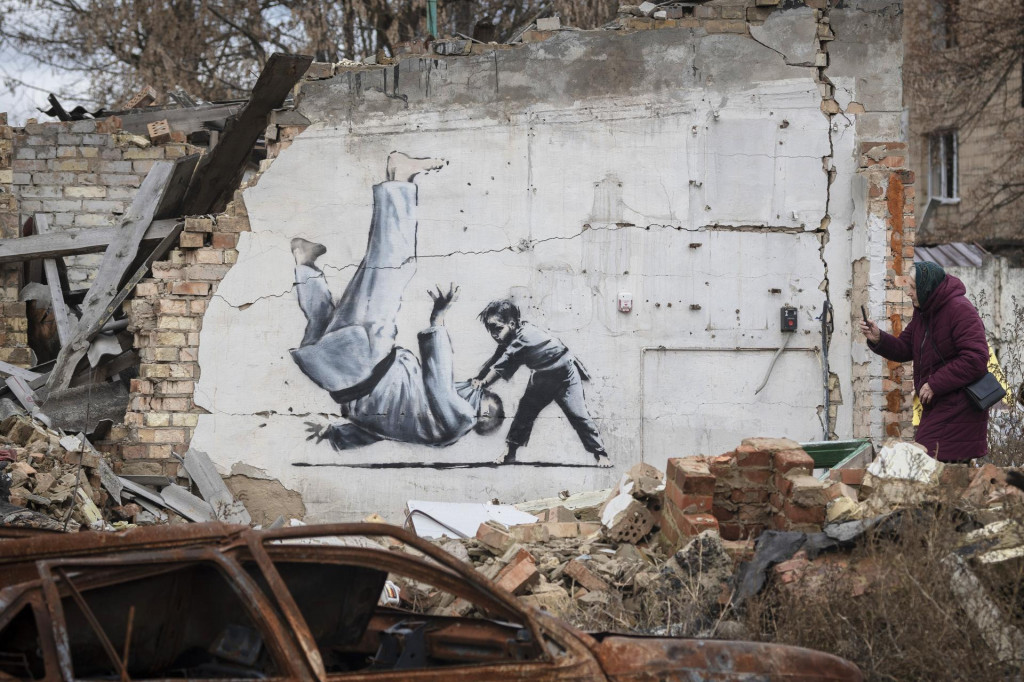 Na snímke dielo britského streetartového umelca Banksyho zobrazuje dieťa, ktoré v zápase v džude vyhráva nad ruským prezidentom Vladimirom Putinom.