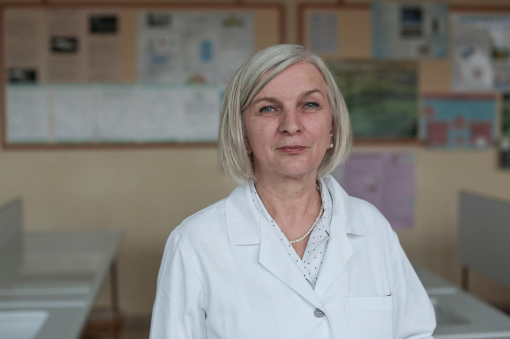 Učiteľka fyziky a chémie Gabriela Podracká vedie po vyučovaní krúžok v laboratóriu. FOTO: Seesame