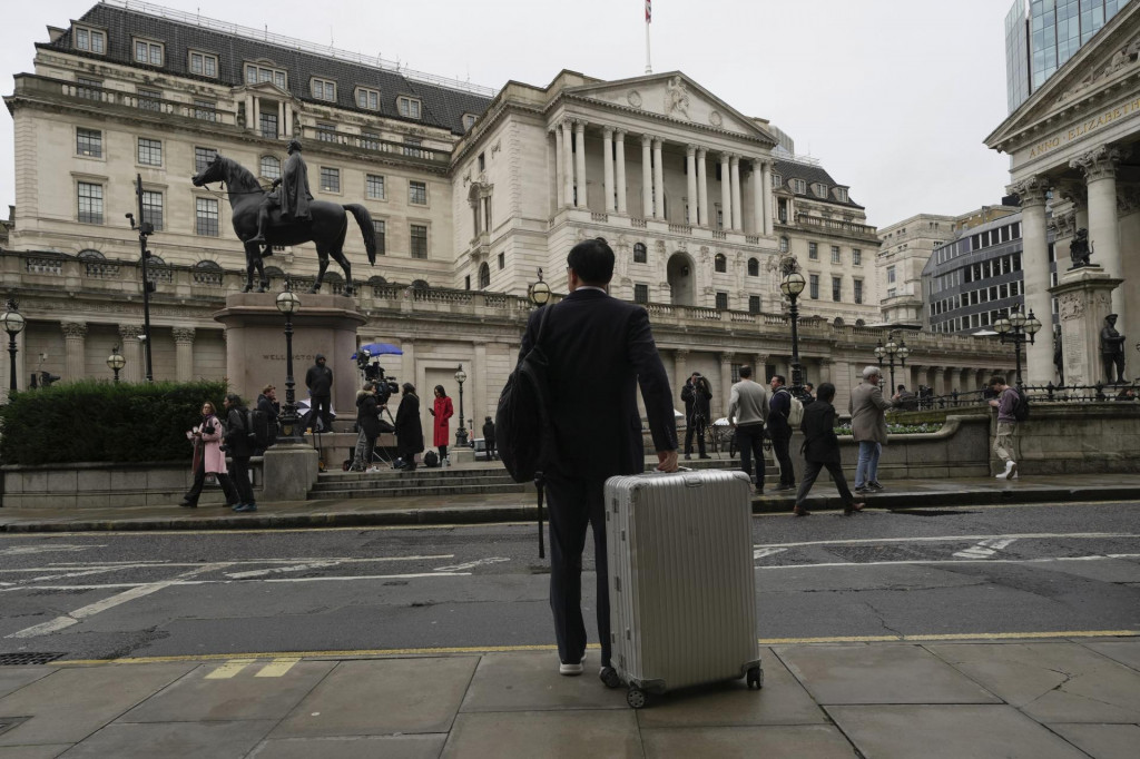 Britská centrálna banka zvýšila úrokové sadzby na najvyššiu úroveň za posledných 33 rokov. FOTO: TASR/AP