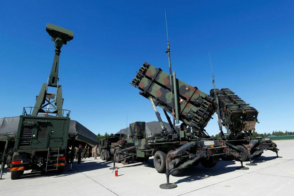 Americké systémy protivzdušnej obrany s dlhým dosahom Patriot (R) a britský radar Giraffe AMB. FOTO: REUTERS