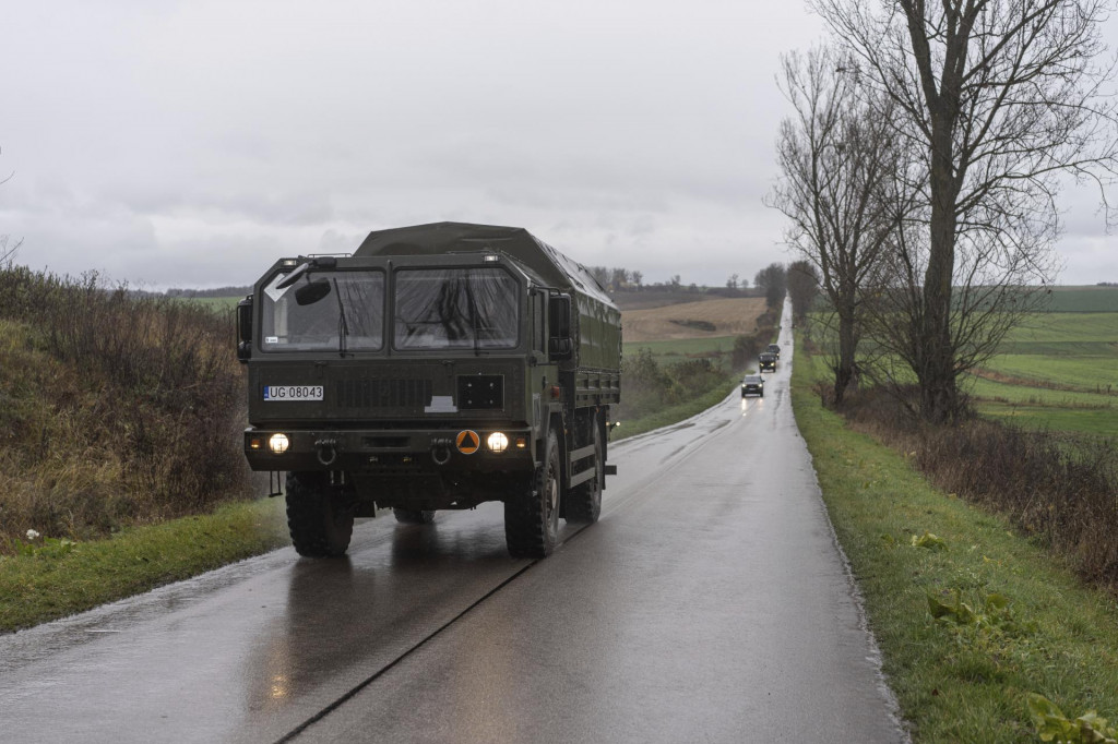 Nákladné vozidlo poľskej armády smeruje k miestu, kde dopadla raketa a zabila dvoch ľudí v poľskej obci Przewodów. FOTO: TASR/AP