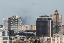Nad Kyjevom stúpa dym po ruskom ostreľovaní. FOTO: Reuters