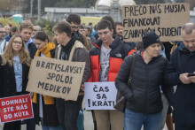 Pred Úradom vlády protestovali zdravotníci. FOTO: TASR/Martin Baumann