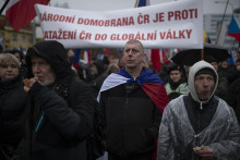 Demonštrácia iniciatívy „Česko na 1. prvom mieste“ pred budovou Českej televízie v Prahe. FOTO: MAFRA/michal Sváček
